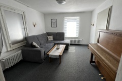 Kleiner Aufenthaltsraum inkl Klavier und Fernseher
